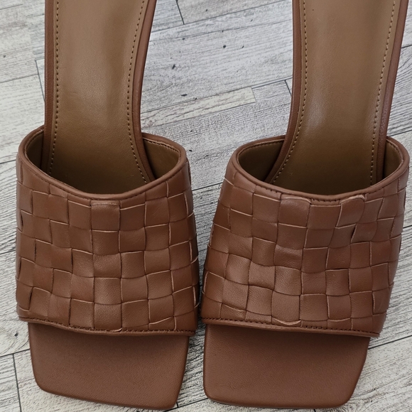 MARC FISHER DARA SLIDE HEELED SANDAL - Picture 3 of 4